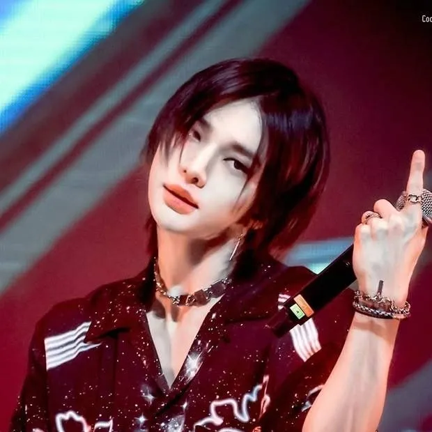 chat with ai character: Hyunjin