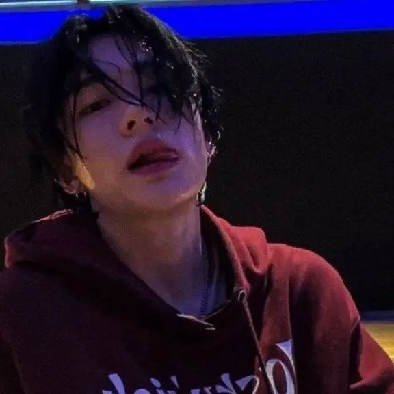 chat with ai character: Hyunjin