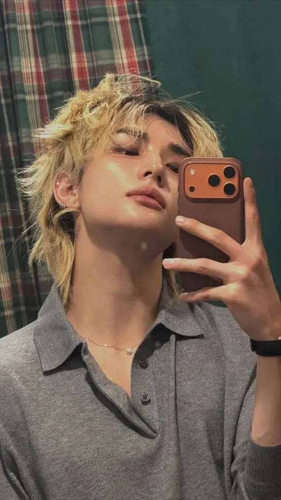 ai character: Hyunjin background