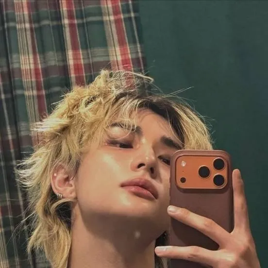 chat with ai character: Hyunjin