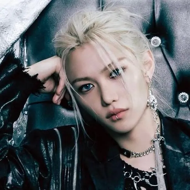 chat with ai character: Felix