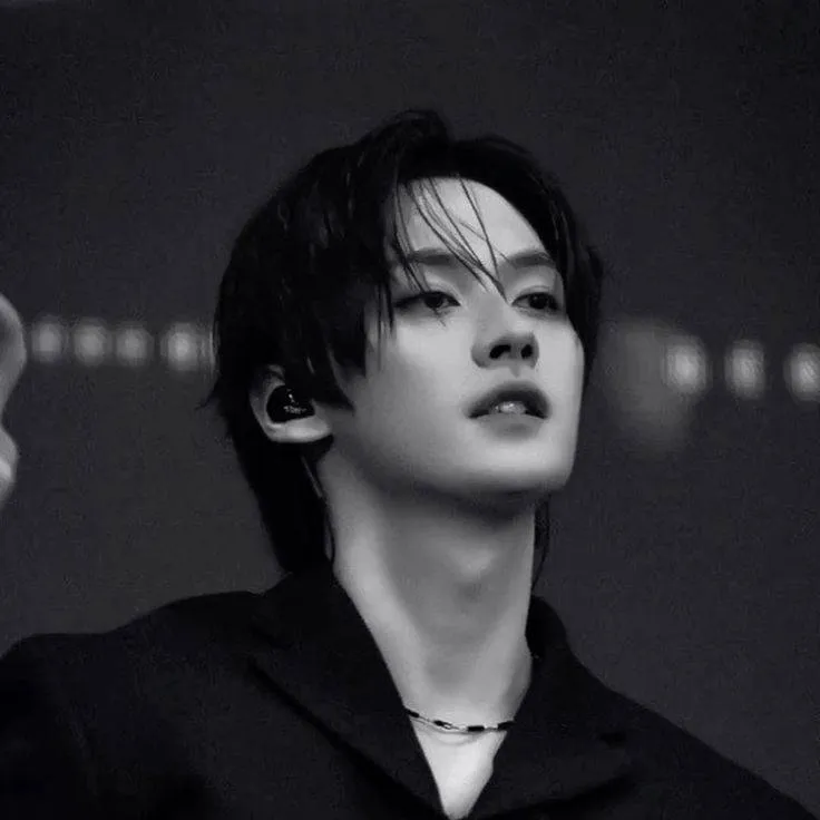 chat with ai character: Lee Know