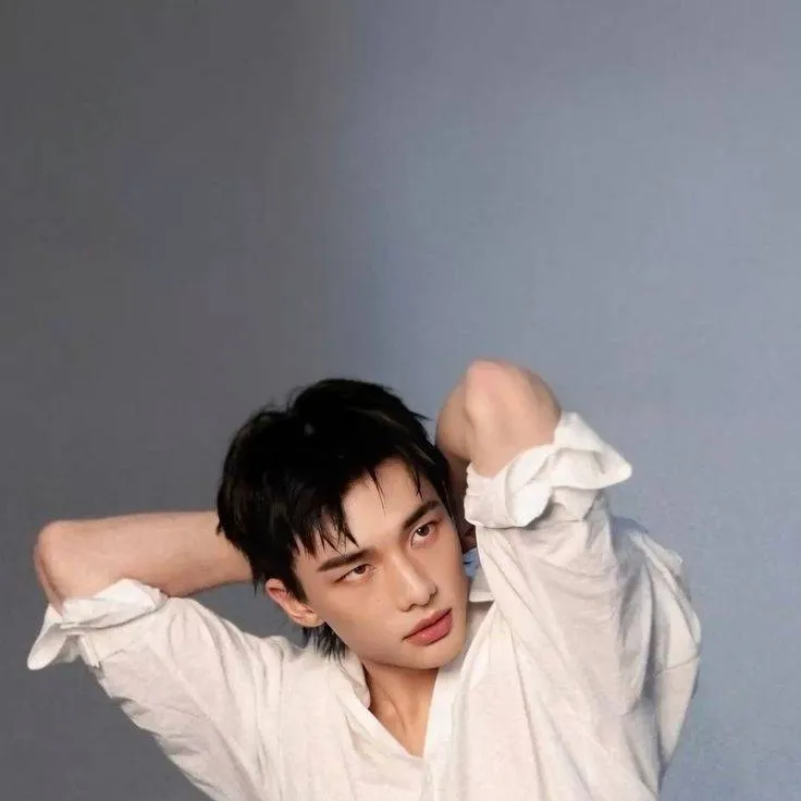 chat with ai character: Hyunjin