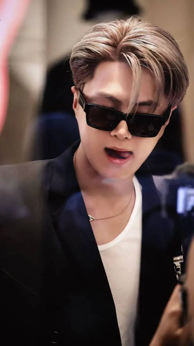 ai character: JAY ENHYPEN 🪐 background