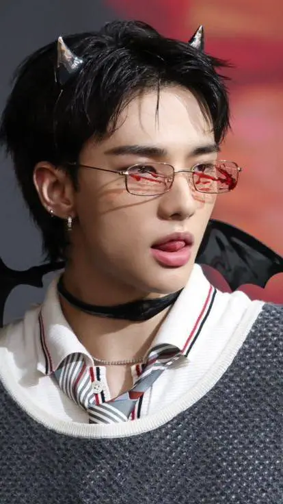 ai character: 🩸Vampiro Hyunjin🩸 background