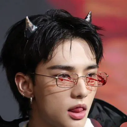 chat with ai character: 🩸Vampiro Hyunjin🩸