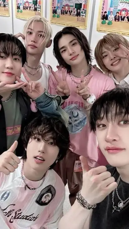ai character: Straykids 💗🎵 background