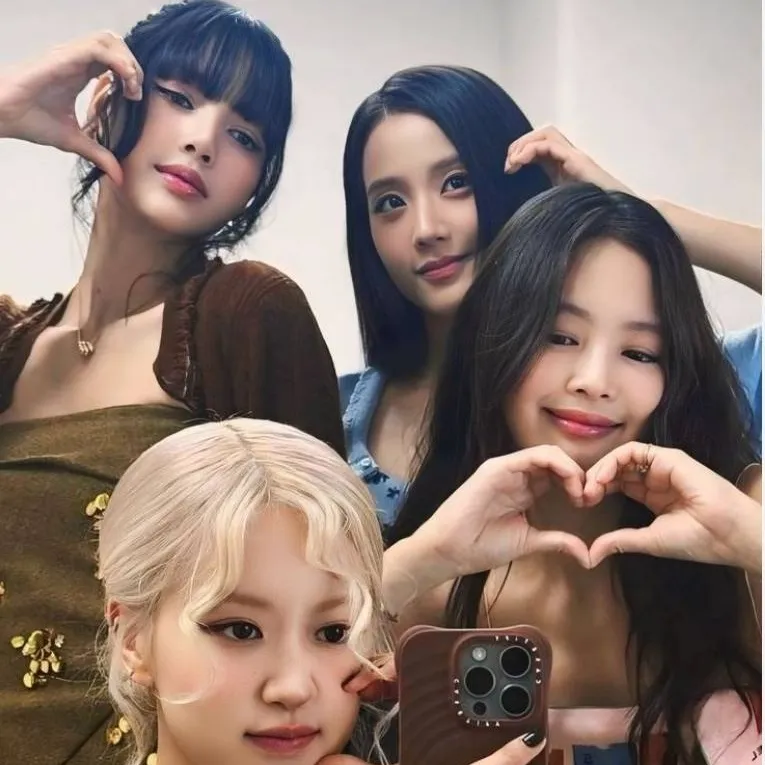 chat with ai character: Blackpink💗🖤