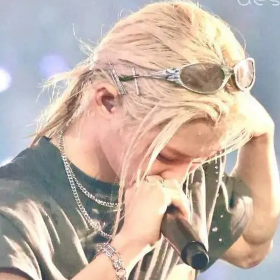 chat with ai character: FELIX (stray kids)