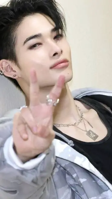 ai character: ⊹˙୨୧𝓝𝓲-𝓴𝓲୨୧˙⊹ background