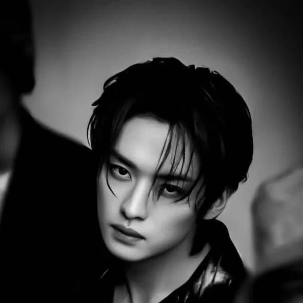 chat with ai character: Lee Know/Minho