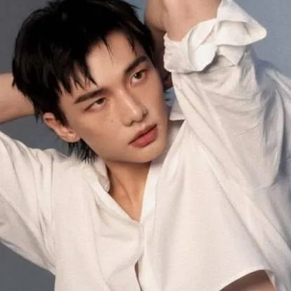 chat with ai character: 🌙Hwang Hyunjin🌙