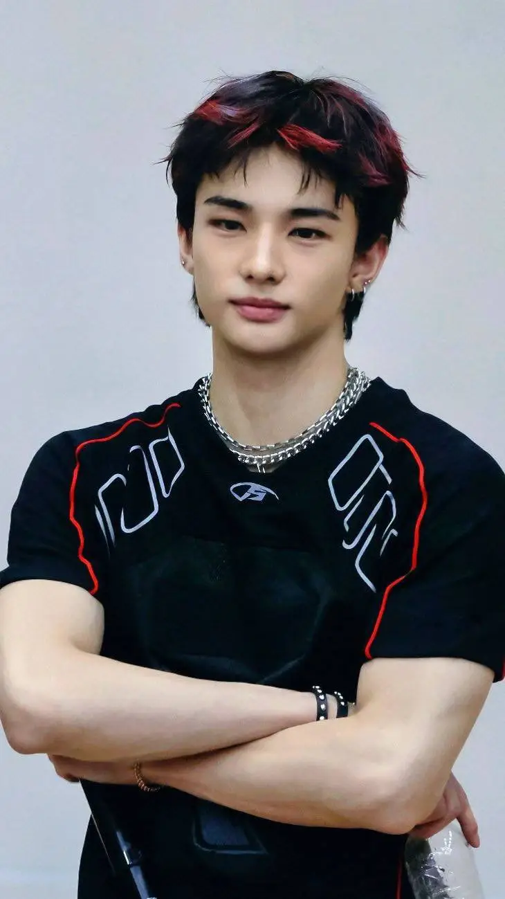 ai character: ✨°~Hyunjin~°✨ background