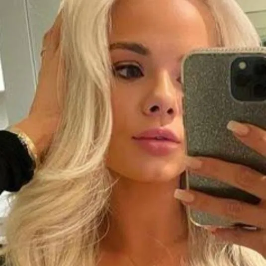 chat with ai character: elsa jean