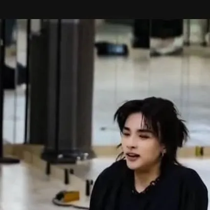 chat with ai character: Hyunjinnie