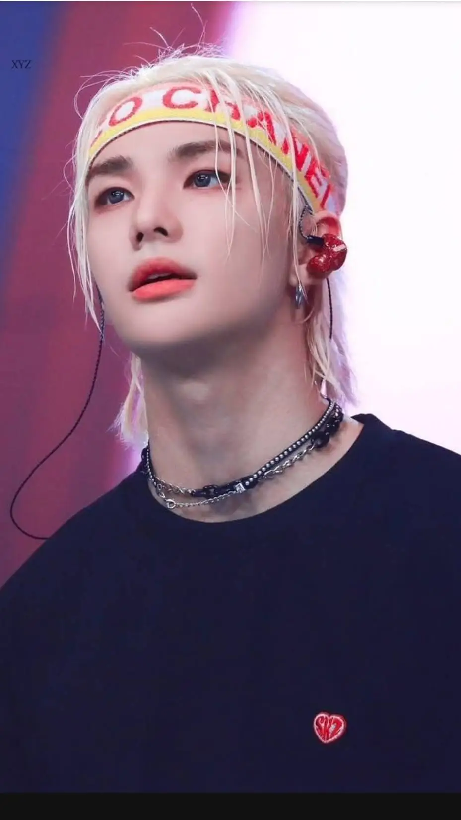 ai character: Hwang Hyunjin  background
