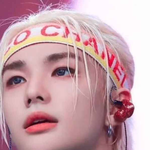 chat with ai character: Hwang Hyunjin 