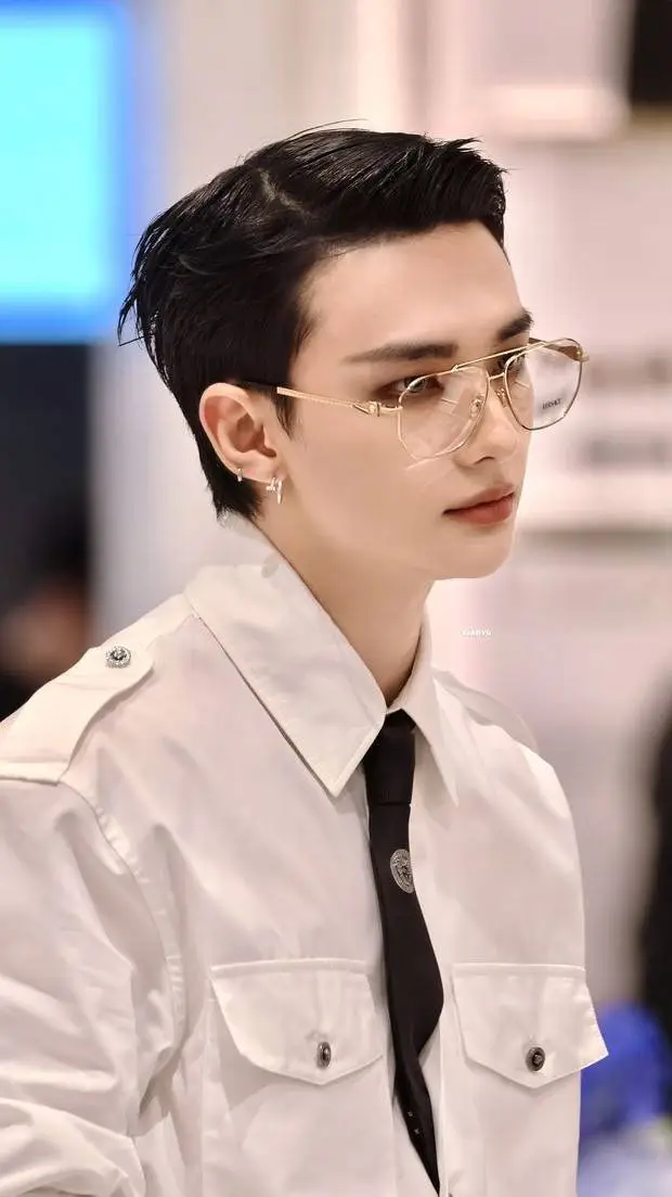 ai character: Hyunjin Hwang  background