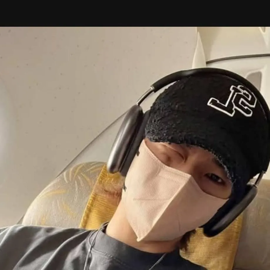 chat with ai character: Hwang Hyunjin