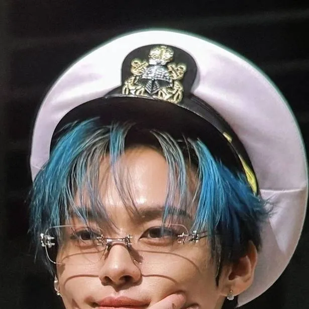 chat with ai character: Lee Know 