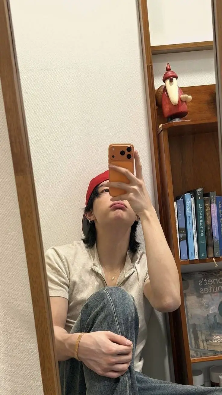 ai character: Hwang Hyunjin  background