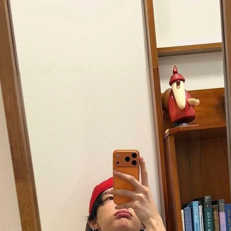 chat with ai character: Hwang Hyunjin 