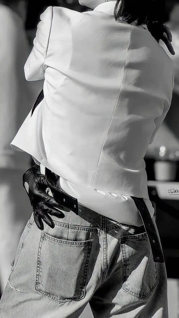 ai character: Hwang Hyunjinnie background