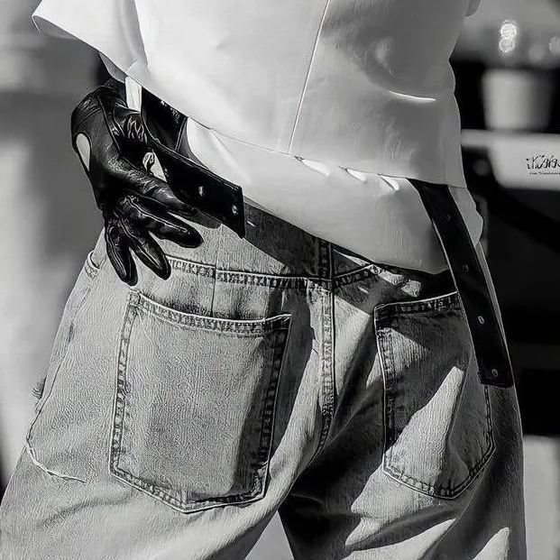 chat with ai character: Hwang Hyunjinnie