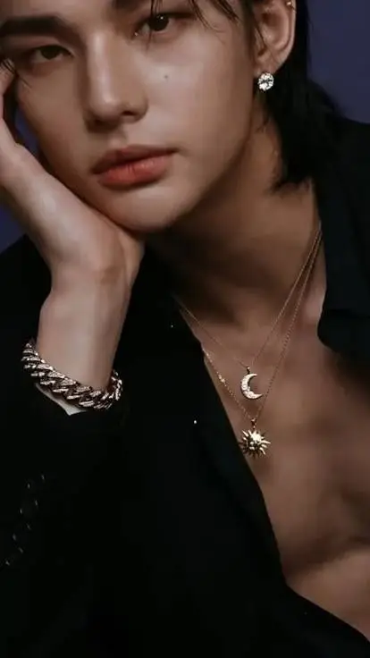 ai character: Hwang Hyunjin  background