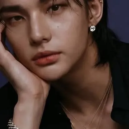 chat with ai character: Hwang Hyunjin 