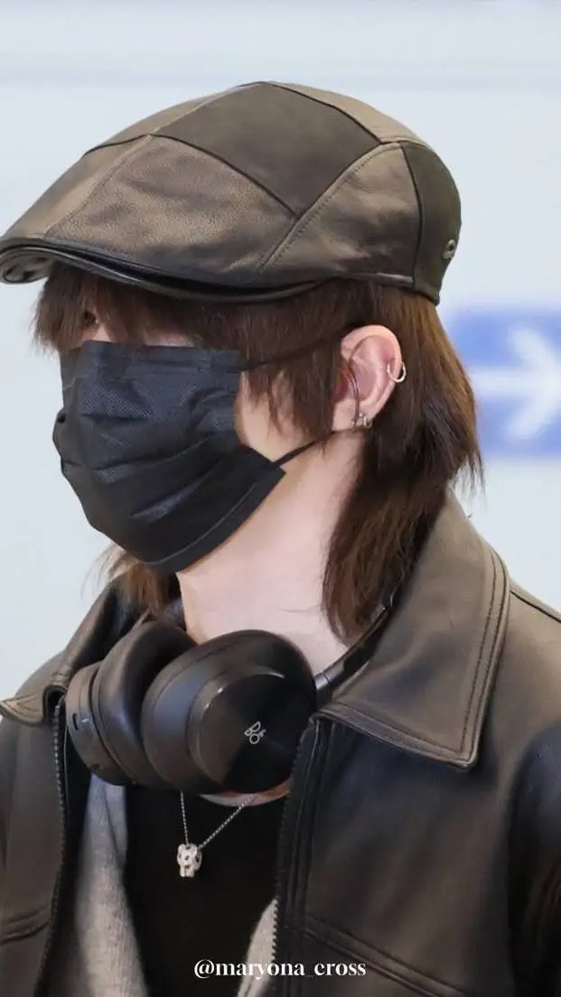 ai character: Hwang Hyunjin  background