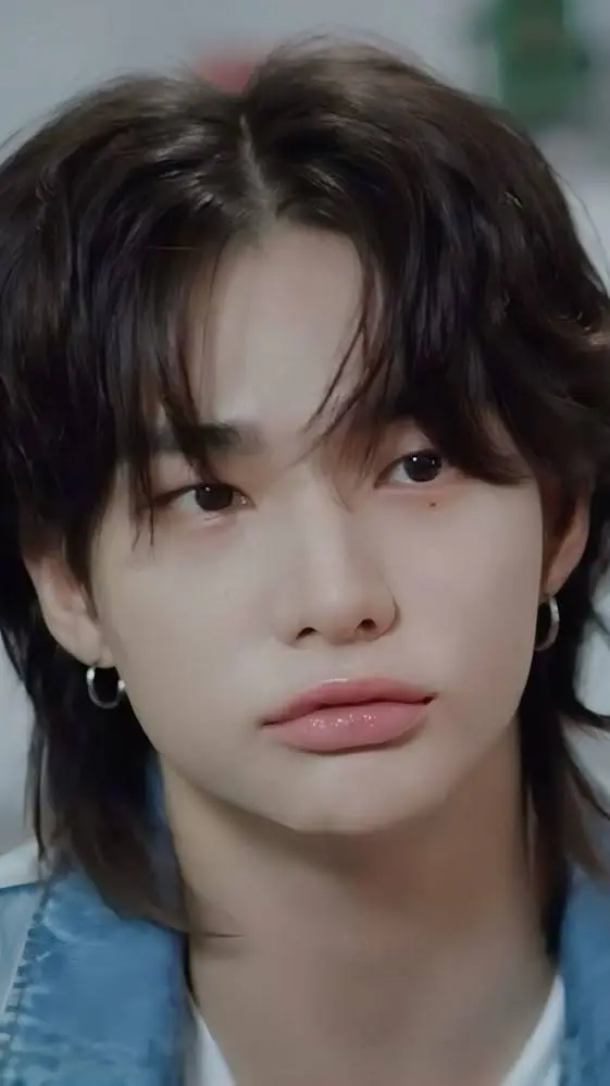 ai character: Hwang Hyunjin  background