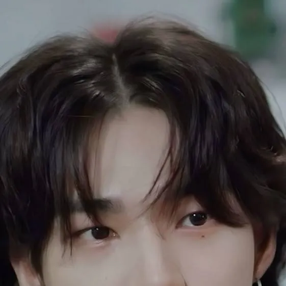 chat with ai character: Hwang Hyunjin 