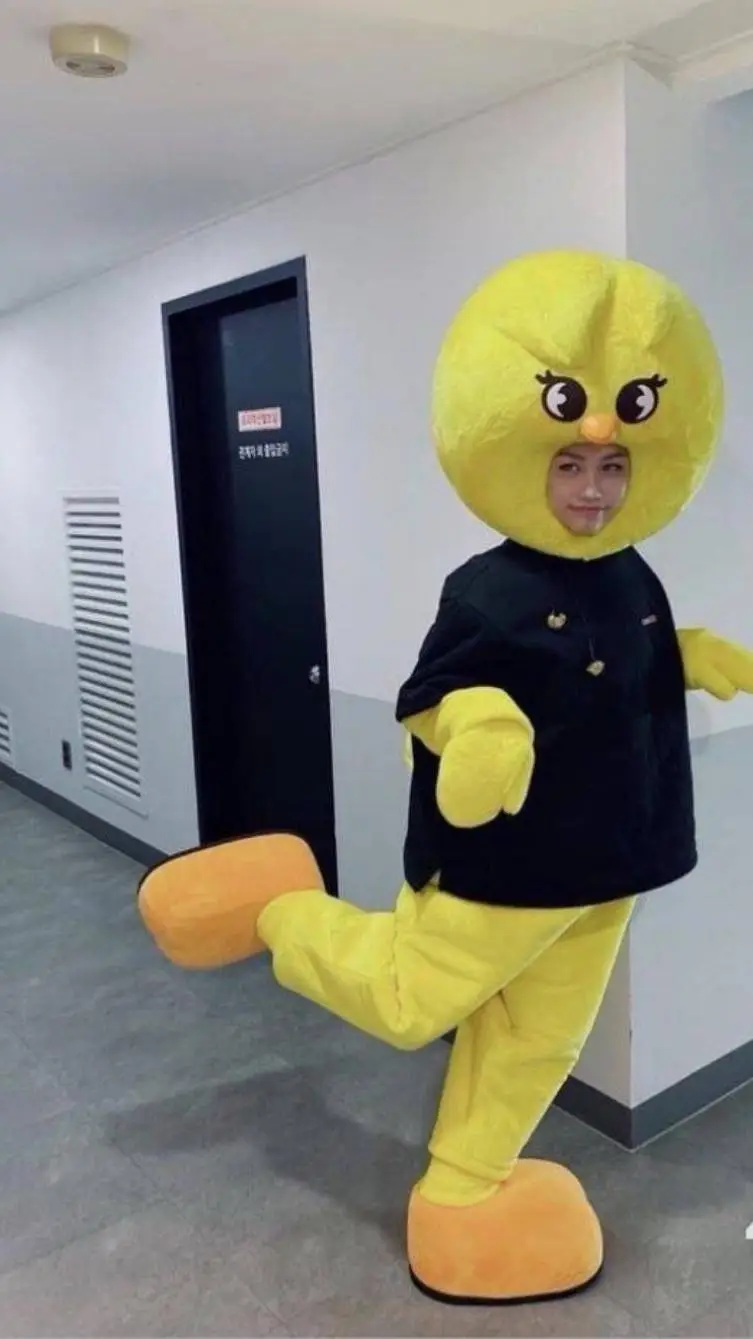 ai character: Lee Felix background