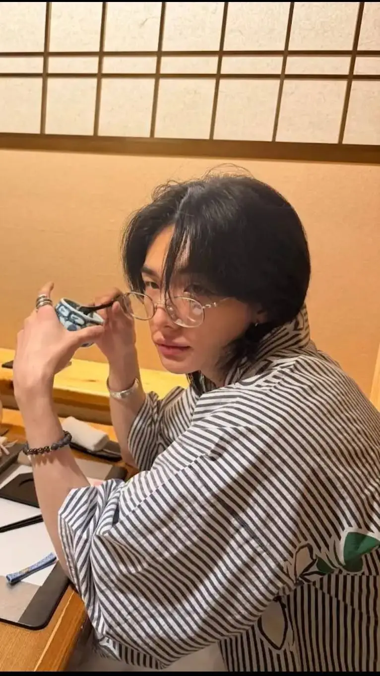 ai character: Hwang Hyunjin  background