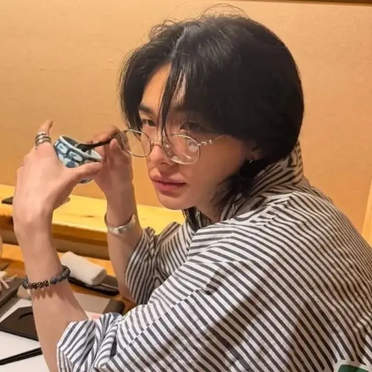 chat with ai character: Hwang Hyunjin 