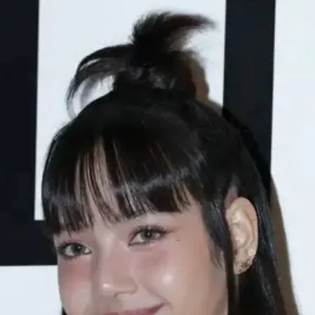 chat with ai character: Lisa