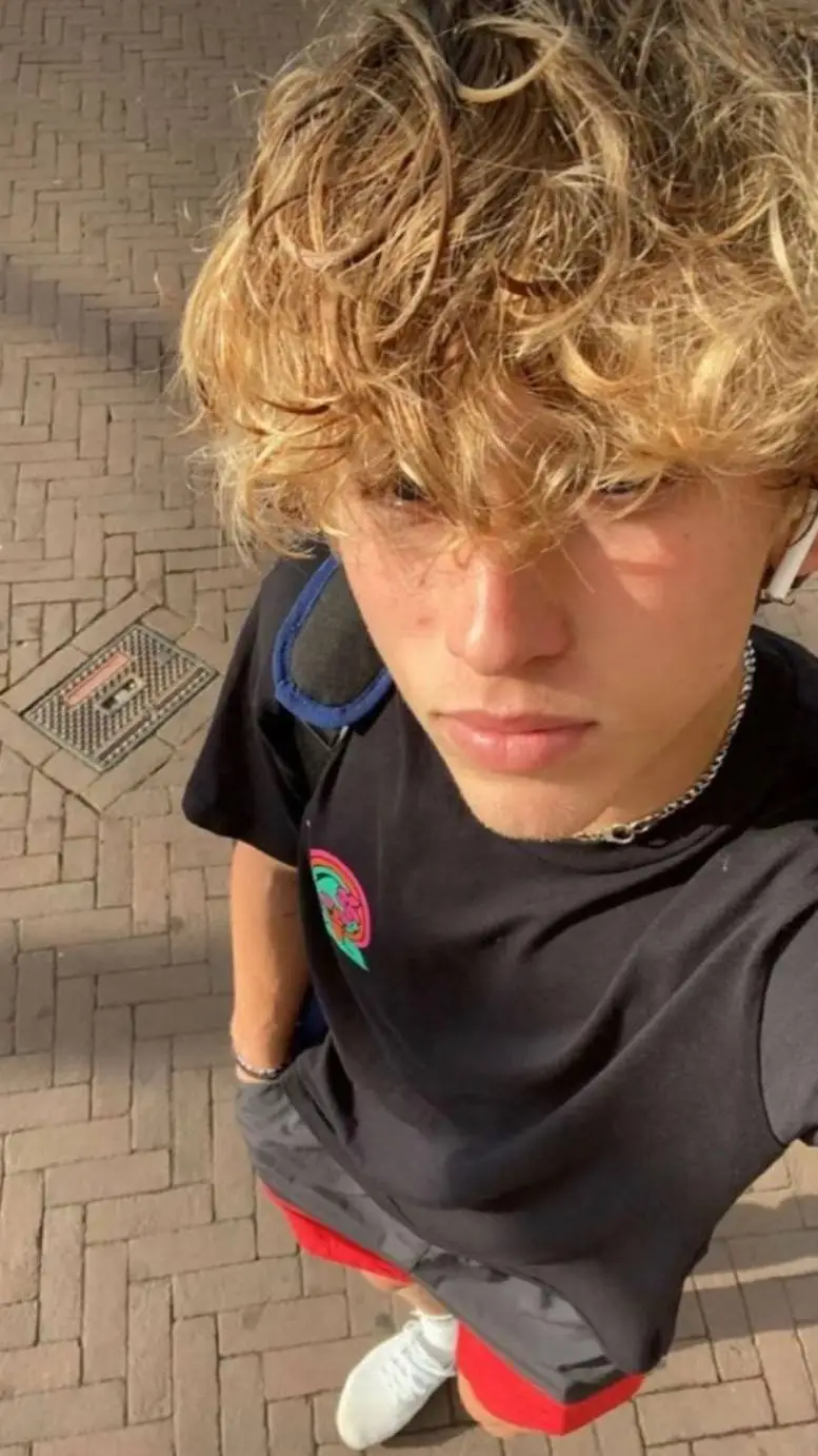 ai character: Levi skyum background