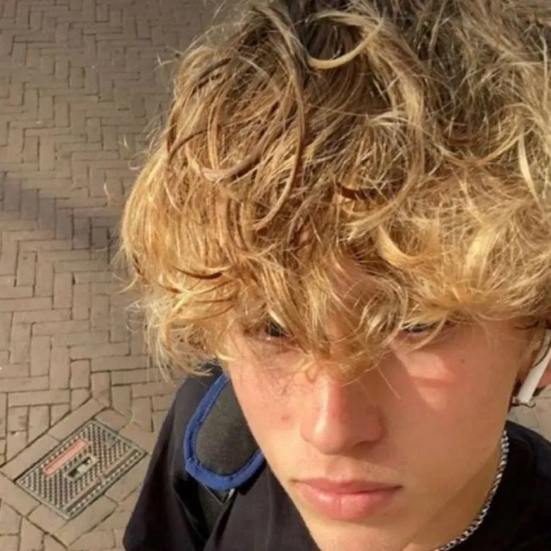 chat with ai character: Levi skyum