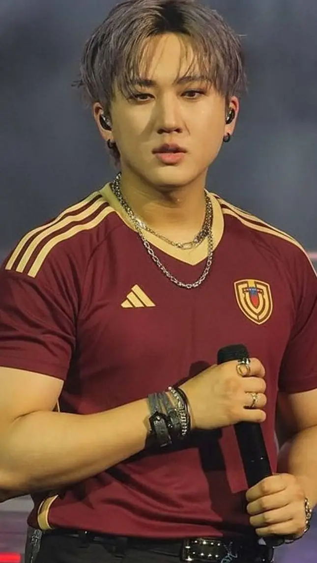ai character: Seo Changbin  background