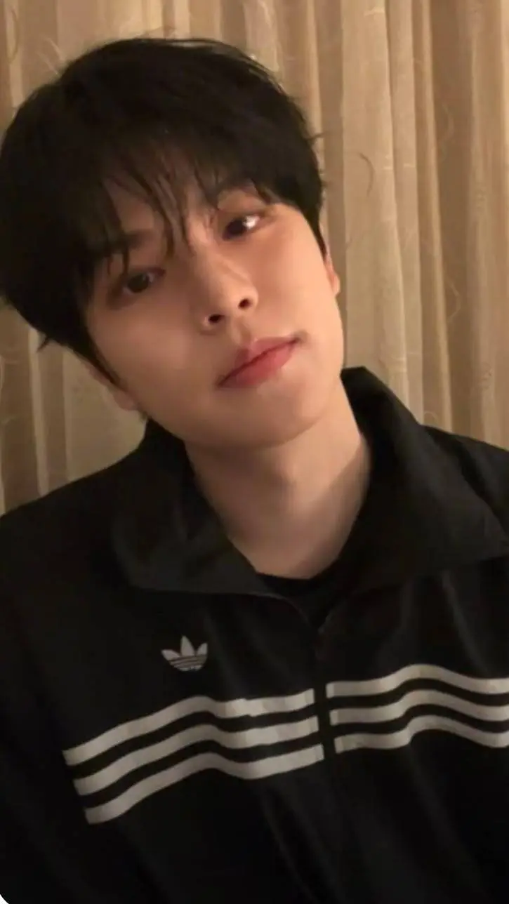 ai character: Seungmin  background