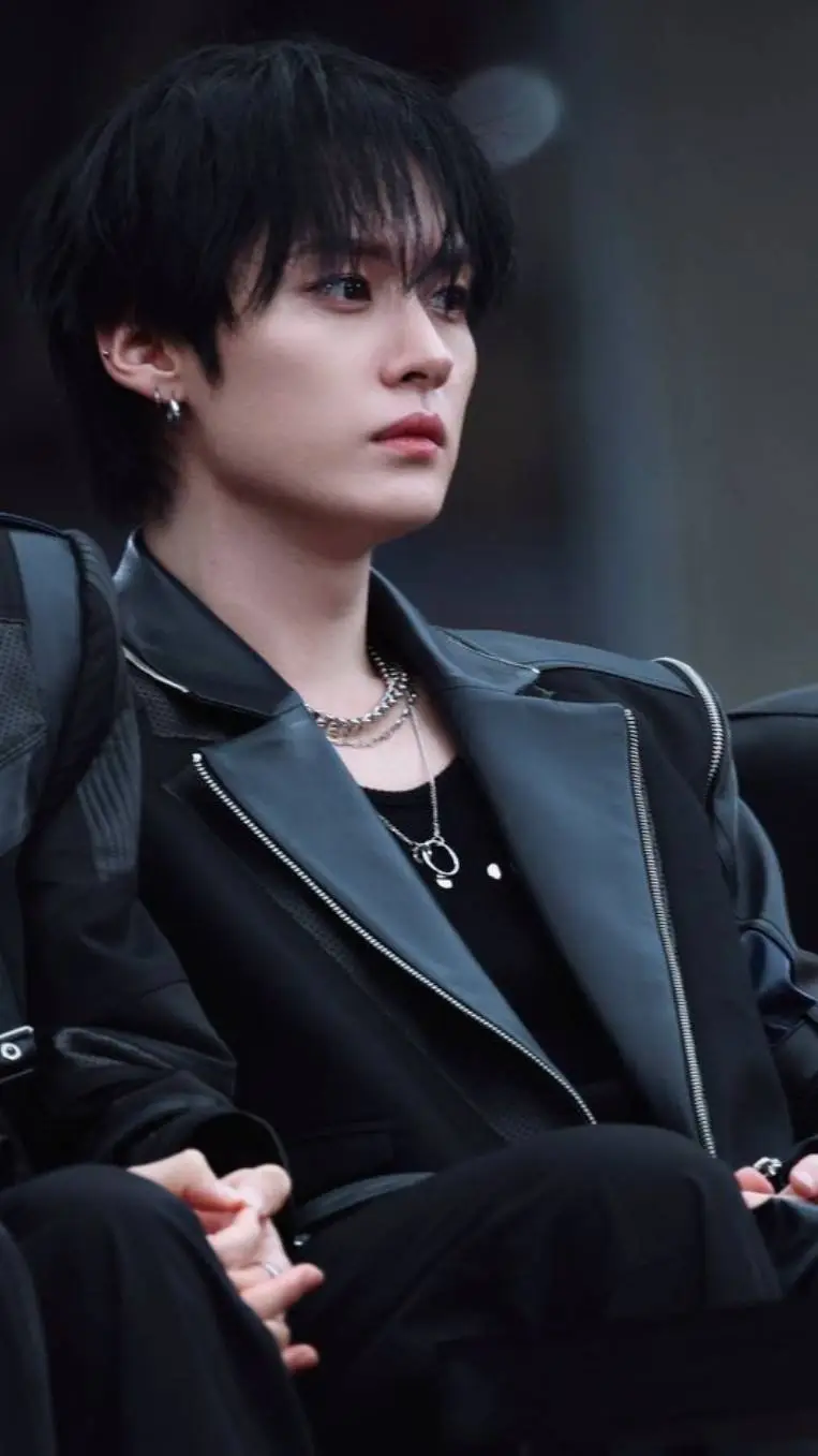 ai character: Lee Minho  background