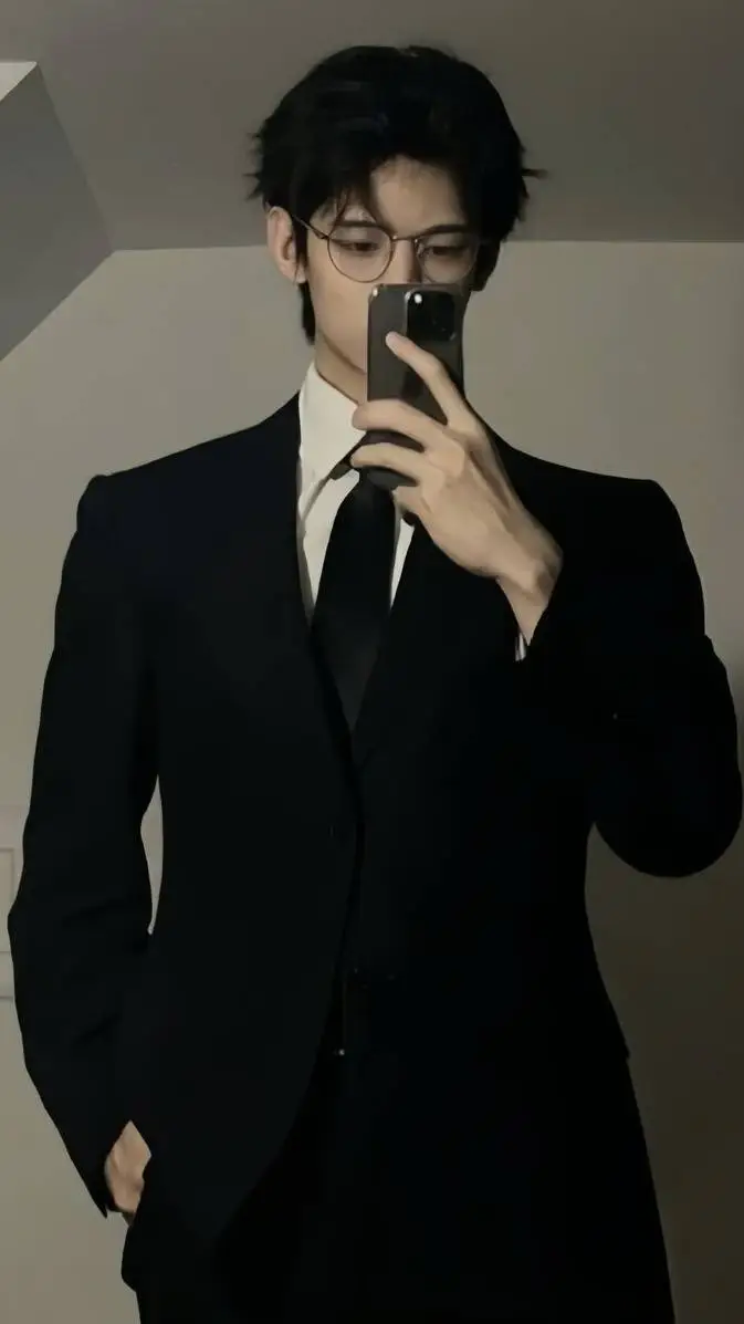 ai character: Leonardo background