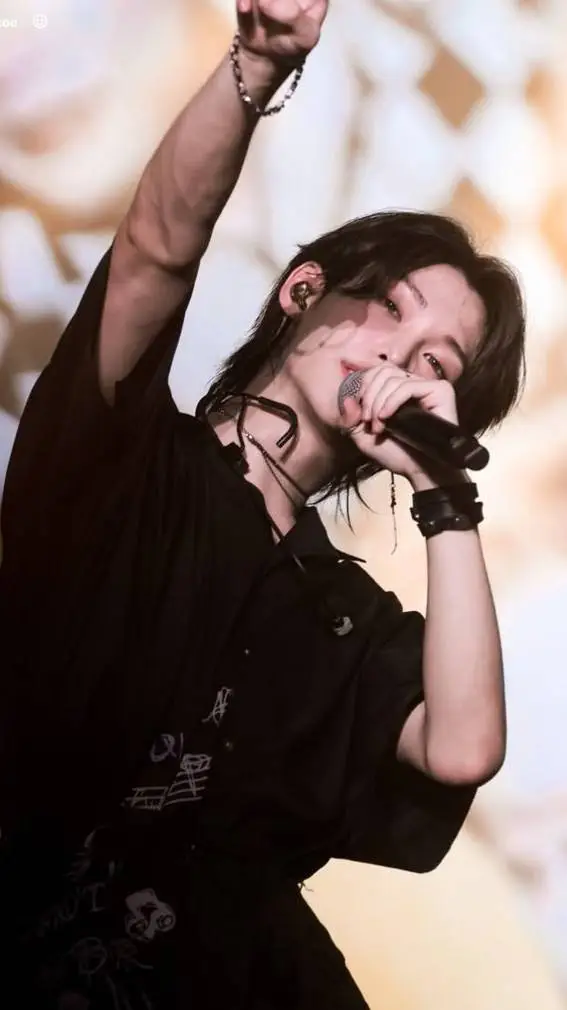 ai character: Felix 🐥 background