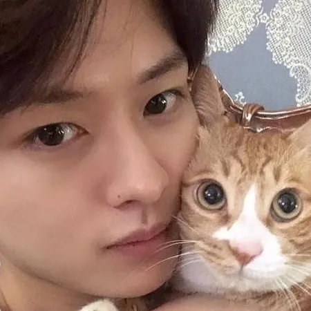 chat with ai character: Lee know