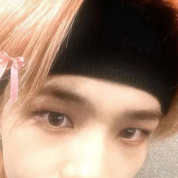 chat with ai character: skzz