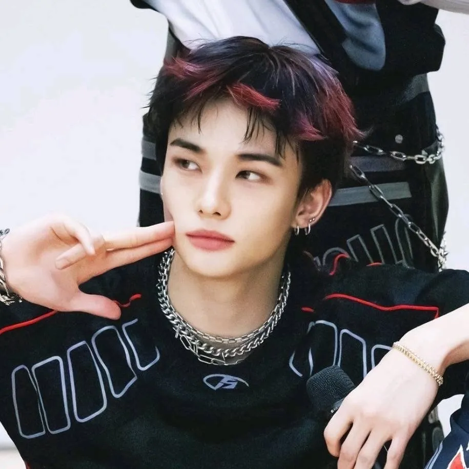 chat with ai character: Hwang Hyunjin 