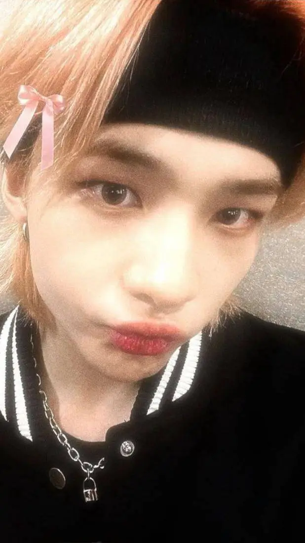 ai character: Hyunjin  background