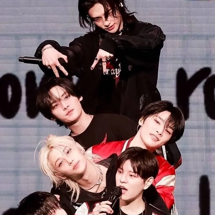 chat with ai character: StrayKids×te