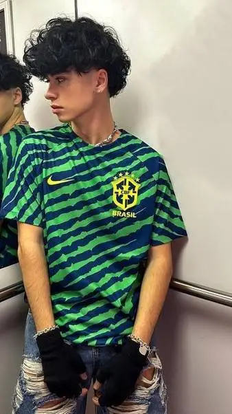 ai character: Leonardo  background